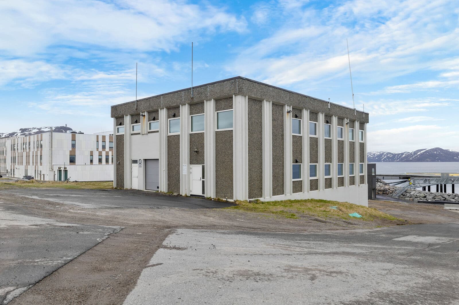 Kransvikveien 19 i Hammerfest, kontor- og lagerbygg ved Nye Hammerfest sykehus